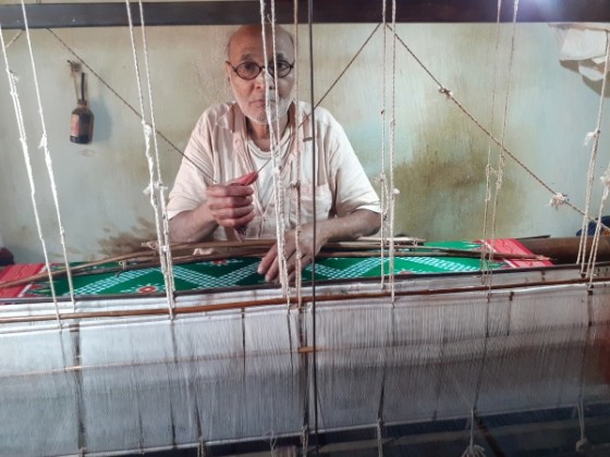 Kailash Tosh  Weaving Khandua Saree in Nuapatna