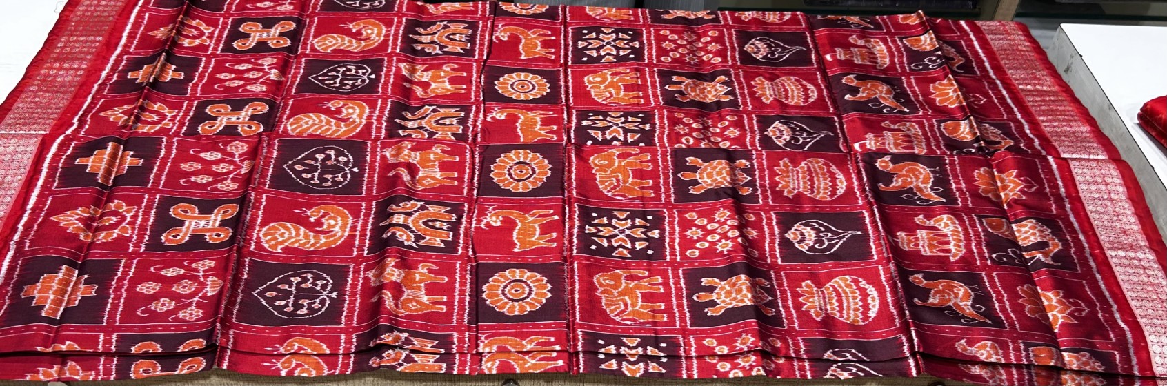 Exquisite exclusively woven dasa kothi Ikat weave Silk saree with blouse piece