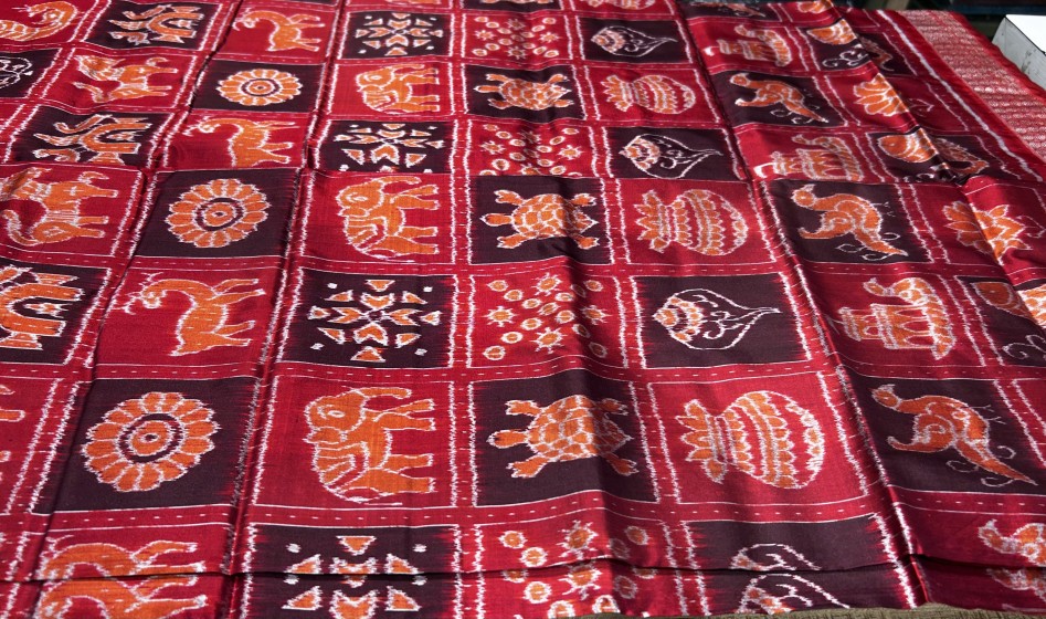 Exquisite exclusively woven dasa kothi Ikat weave Silk saree with blouse piece